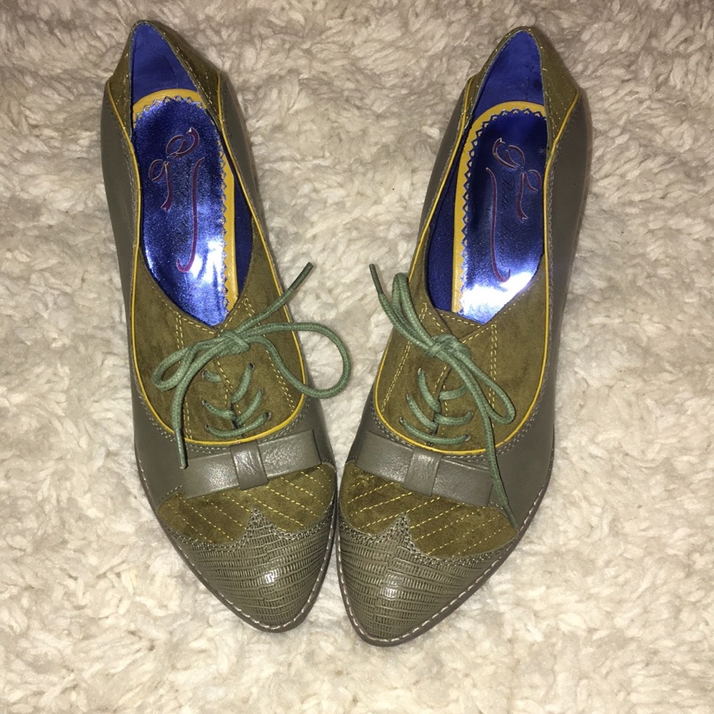 •Women’s Green Heels•